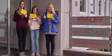 v.l.n.r.: Jolina und Heide Dunckel sowie Thalia Wagner freuen sich über die Aktion "Klippo".