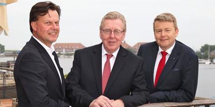 Aufsichtsratsvorsitzender Matthias Rösner (links) und der neue Vorstandsvorsitzende Dieter Wohler (rechts) verabschieden Peter Hohmann